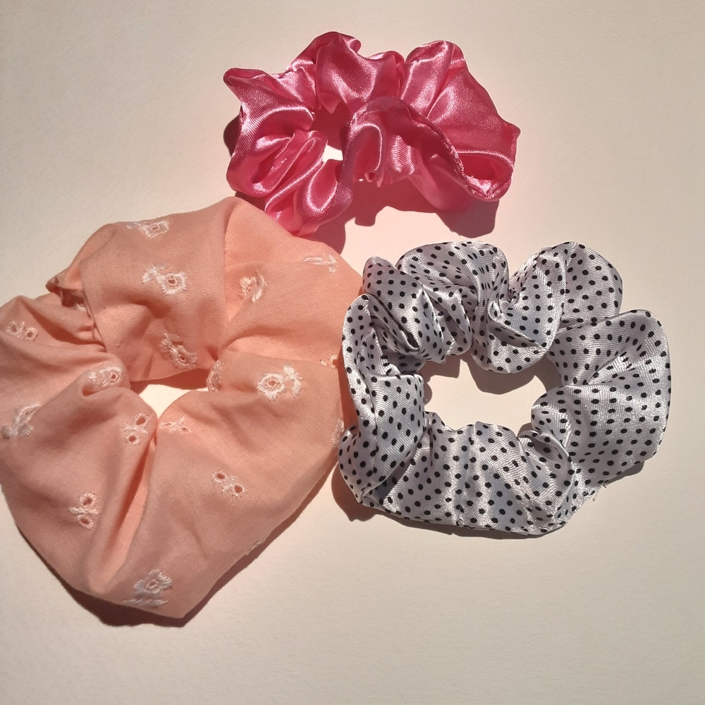 NWOT Scrunchie Set - Picture 4 of 7